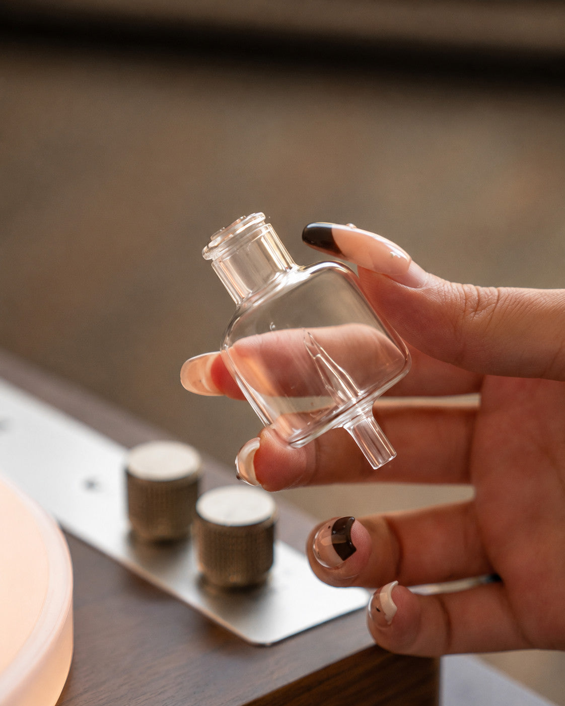 Hand-blown glass nebulising vessel
